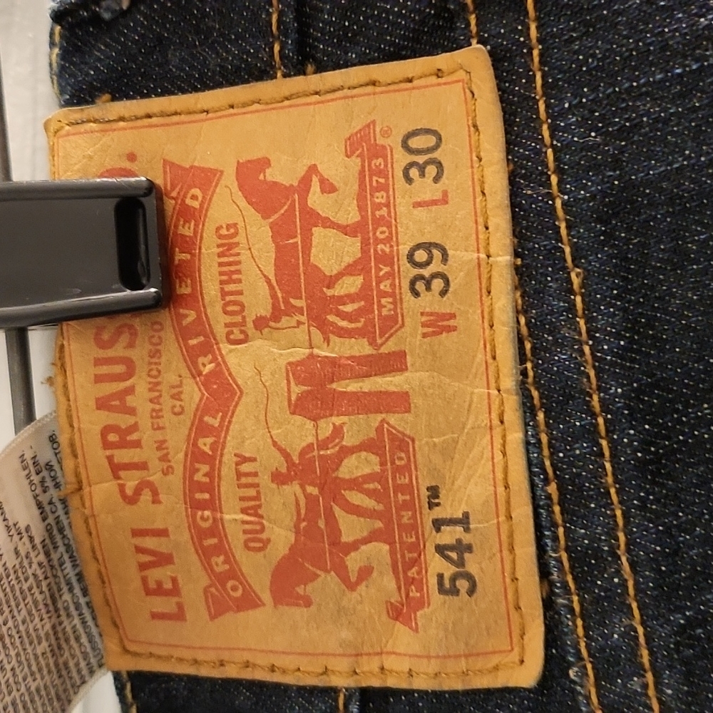 Men Levis 39x30 blue jeans
